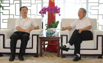 集團(tuán)董事長肖厚忠應(yīng)邀與太平洋集團(tuán)創(chuàng)始人嚴(yán)介和進(jìn)行商務(wù)會(huì)談